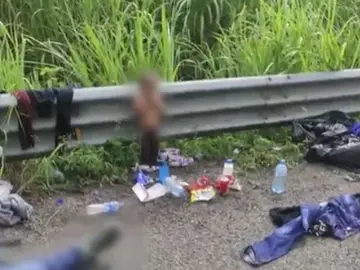 Niño de dos años solo en la frontera de México cerca de un camión que transportaba migrantes Niño de dos años solo en la frontera de México cerca de un camión que transportaba migrantes