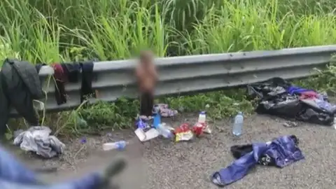 Niño de dos años solo en la frontera de México cerca de un camión que transportaba migrantes Niño de dos años solo en la frontera de México cerca de un camión que transportaba migrantes