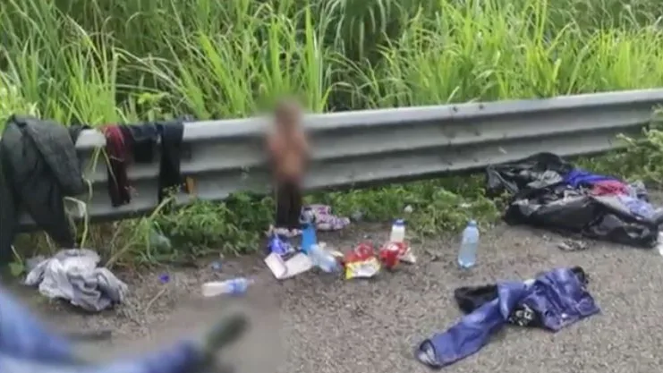 Niño de dos años solo en la frontera de México cerca de un camión que transportaba migrantes Niño de dos años solo en la frontera de México cerca de un camión que transportaba migrantes
