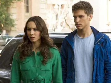 Troian Bellisario y Keegan Allen en 'Pretty Little Liars' Troian Bellisario y Keegan Allen en 'Pretty Little Liars'