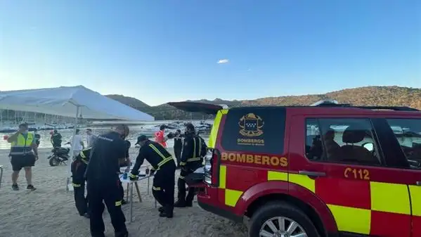 Imagen de archivo de Bomberos y Guardia Civil durante una b&uacute;squeda en el pantano de San Juan
