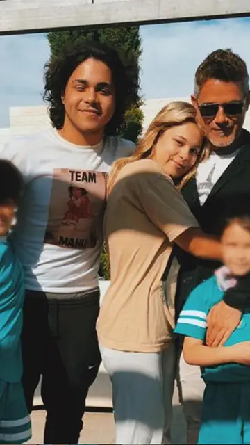 Alejandro Sanz se derrite con sus cuatro hijos TERNURA