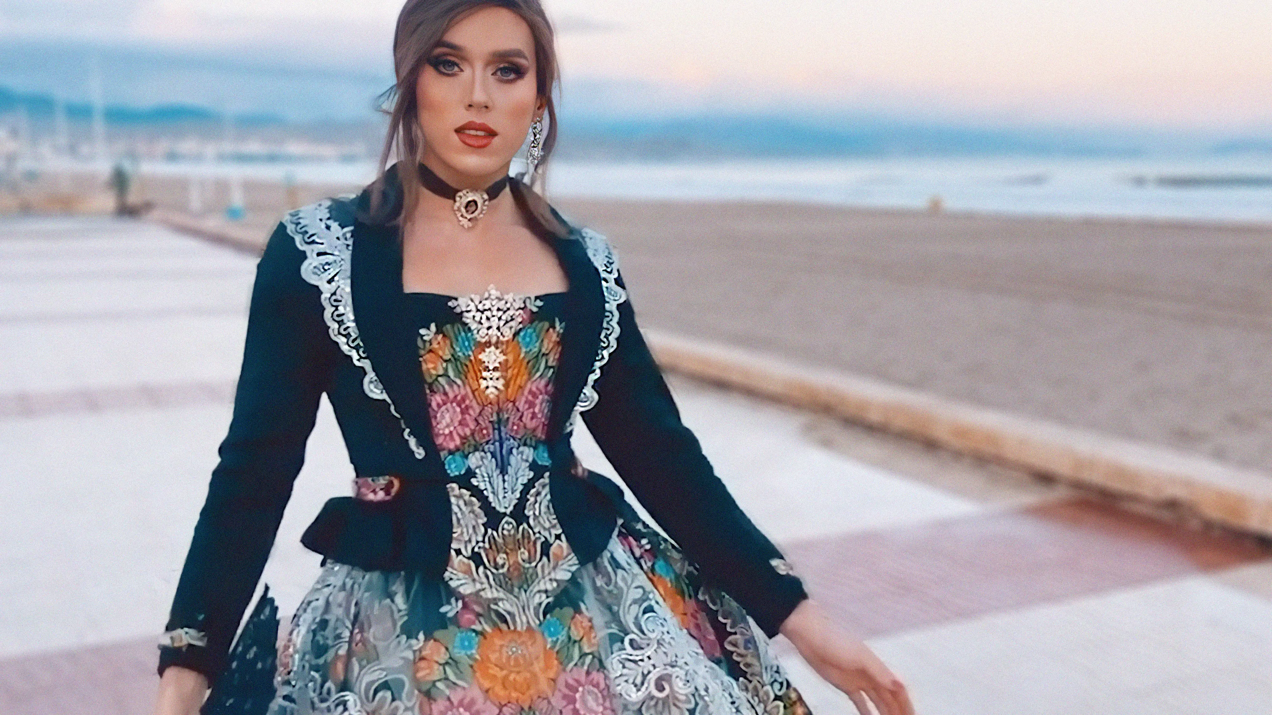 Peter L&oacute;pez con su traje de alicantina en la playa de Alicante.