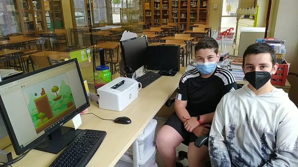 Dos jóvenes de Lugo crean un 'Mario Bros' que esquiva al coronavirus Dos jóvenes de Lugo crean un 'Mario Bros' que esquiva al coronavirus