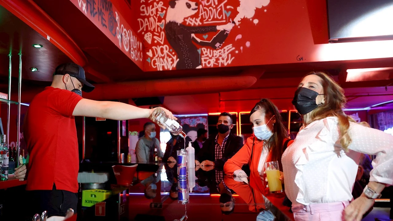 Un camarero sirve una bebida en el interior de una discoteca este lunes en Madrid Un camarero sirve una bebida en el interior de una discoteca este lunes en Madrid