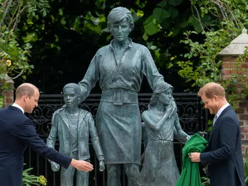 Guillermo y Harry destapan la estatua de Lady Di Guillermo y Harry destapan la estatua de Lady Di