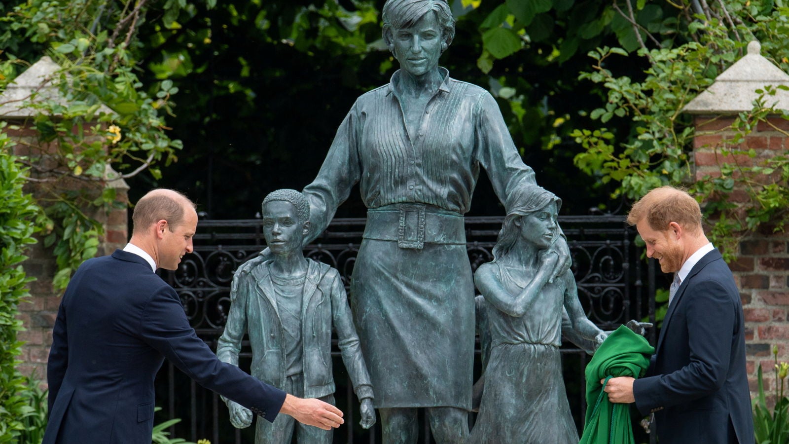Los príncipes Guillermo y Harry inauguran la estatua de Lady Di en los jardines de Kensington