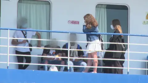Macrobrote Mallorca: Los estudiantes con PCR negativa llegan a Valencia en un barco burbuja Macrobrote Mallorca: Los estudiantes con PCR negativa llegan a Valencia en un barco burbuja