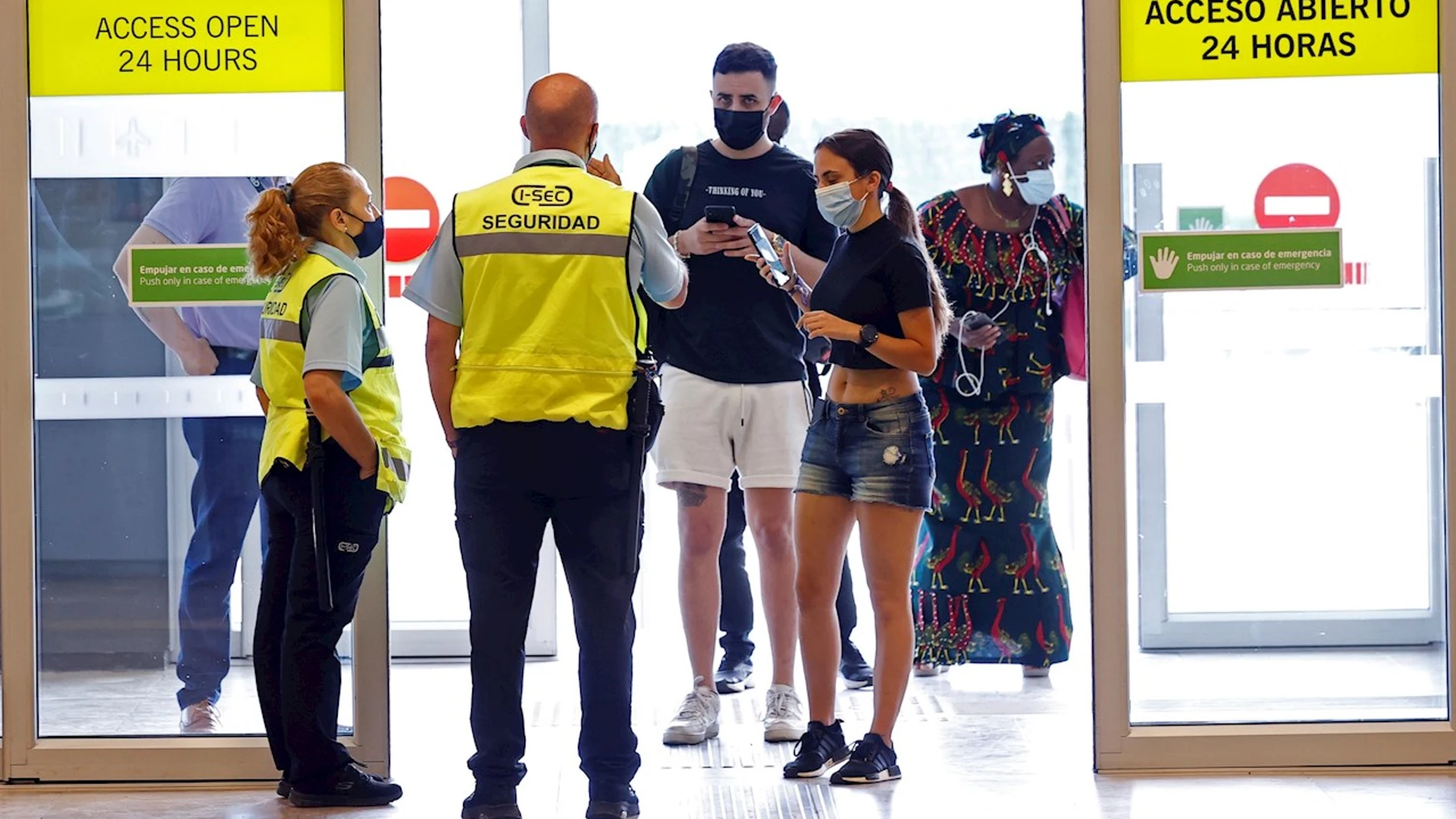 Pasajeros llegan al aeropuerto de Madrid Adolfo Suárez Barajas este jueves, fecha de inicio de la operación salida, que coincide con la reapertura de las terminales T2 y T3, con las que el aeropuerto recupera toda su operativa tras el cierre por la pandemia del coronavirus