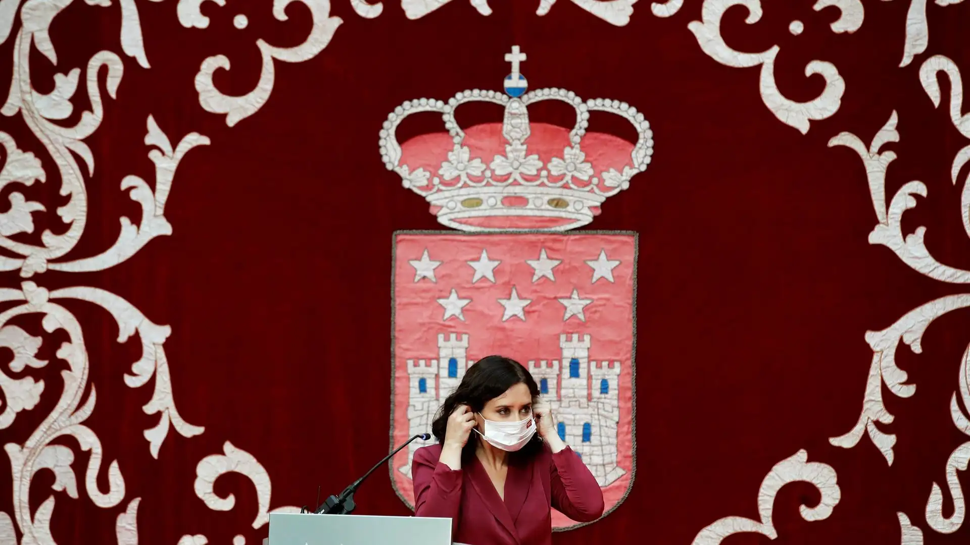 La presidenta madrileña, Isabel Díaz Ayuso, se coloca la mascarilla mientras preside la ceremonia de toma de posesión de los nuevos consejeros de la Comunidad de Madrid, este lunes, en la Real Casa de Correos. La presidenta madrileña, Isabel Díaz Ayuso, se coloca la mascarilla mientras preside la ceremonia de toma de posesión de los nuevos consejeros de la Comunidad de Madrid, este lunes, en la Real Casa de Correos.
