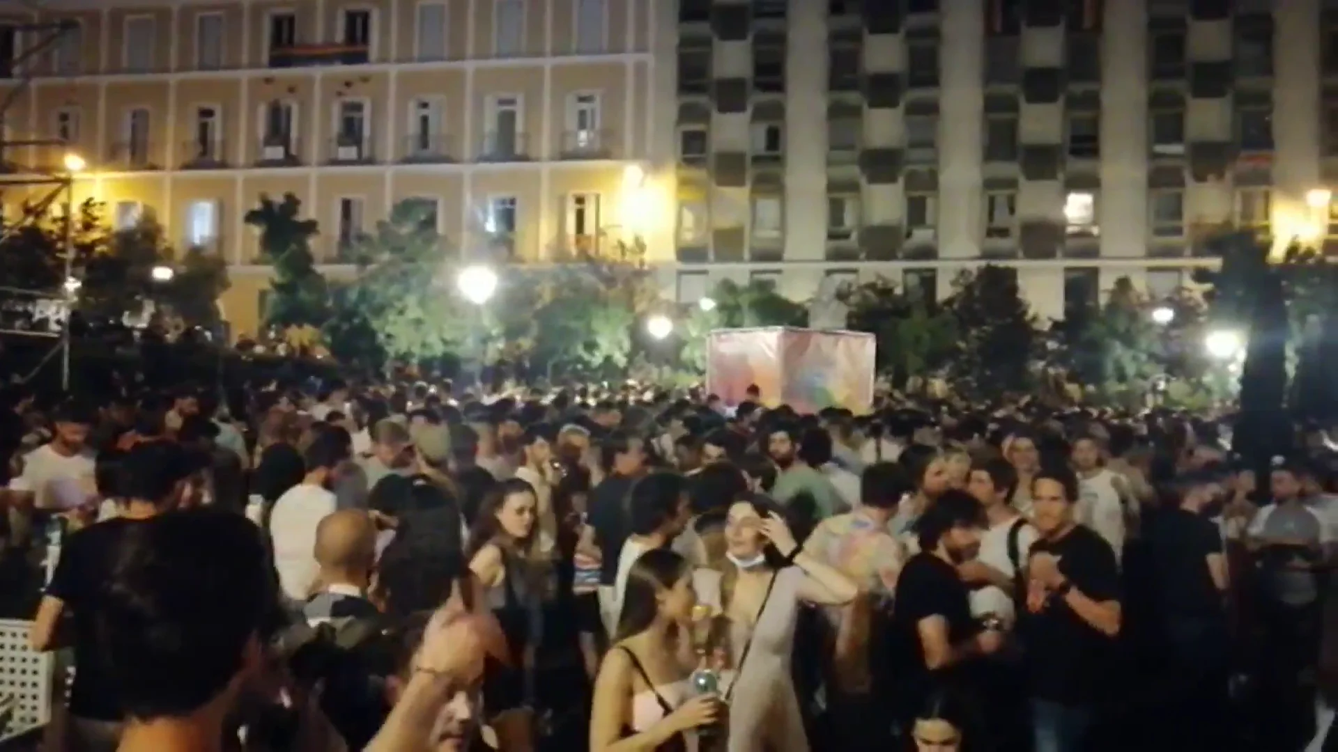 Cientos de jóvenes celebran en Madrid el Orgullo sin respetar las normas Cientos de jóvenes celebran en Madrid el Orgullo sin respetar las normas