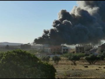 Un incendio arrasa con el polígono industrial de un almacén de jamones en Otura 