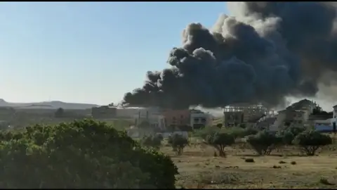 Un incendio arrasa con el polígono industrial de un almacén de jamones en Otura Un incendio arrasa con el polígono industrial de un almacén de jamones en Otura
