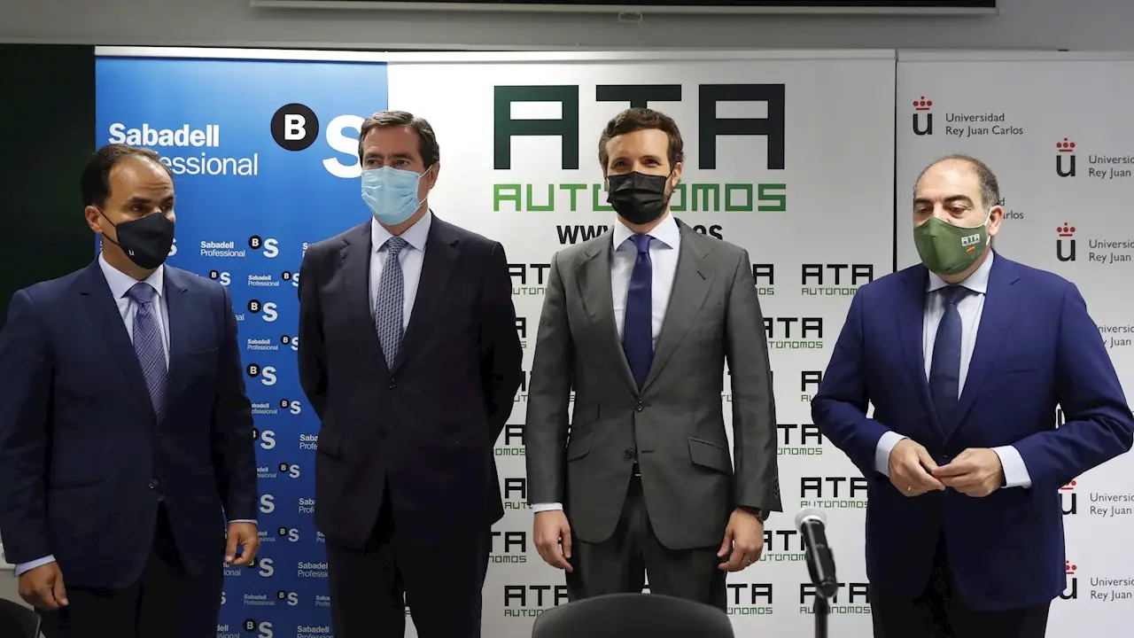 El presidente del PP, Pablo Casado (2d), y el presidente de la CEOE, Antonio Garamendi (2i), posan antes de intervenir en la mesa de debate "El apoyo a autónomos y emprendedores: una estrategia indispensable" El presidente del PP, Pablo Casado (2d), y el presidente de la CEOE, Antonio Garamendi (2i), posan antes de intervenir en la mesa de debate "El apoyo a autónomos y emprendedores: una estrategia indispensable"