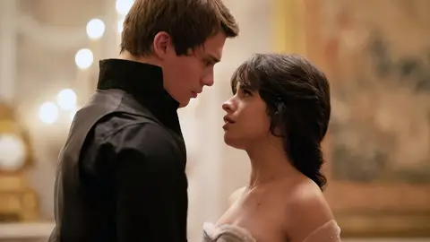Nicholas Galitzine y Camila Cabello en 'Cenicienta' Nicholas Galitzine y Camila Cabello en 'Cenicienta'