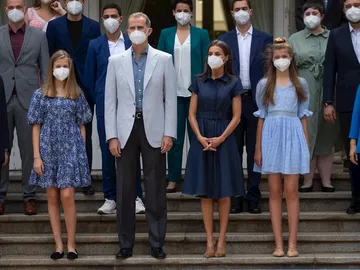 Los reyes Felipe y Letizia y sus hijas, la princesa Leonor (i) y la infanta Sofía (d), durante la recepción que han ofrecido este jueves en Barcelona a los premiados de la Fundación Princesa de Girona de 2021 y 2020, año en el que no se pudieron entregar los premios debido a la pandemia de coronavirus Los reyes Felipe y Letizia y sus hijas, la princesa Leonor (i) y la infanta Sofía (d), durante la recepción que han ofrecido este jueves en Barcelona a los premiados de la Fundación Princesa de Girona de 2021 y 2020, año en el que no se pudieron entregar los premios debido a la pandemia de coronavirus