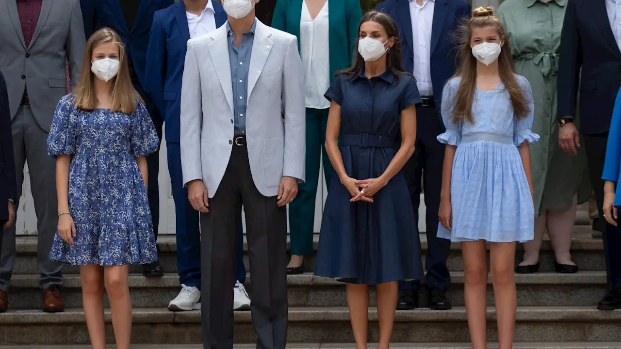 Los reyes Felipe y Letizia y sus hijas, la princesa Leonor (i) y la infanta Sof&iacute;a (d), durante la recepci&oacute;n que han ofrecido este jueves en Barcelona a los premiados de la Fundaci&oacute;n Princesa de Girona de 2021 y 2020, a&ntilde;o en el que no se pudieron entregar los premios debido a la pandemia de coronavirus