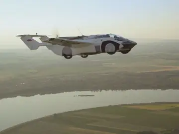 El coche volador Aircar completa de forma exitosa su primer vuelo interurbano en Eslovaquia El coche volador Aircar completa de forma exitosa su primer vuelo interurbano en Eslovaquia