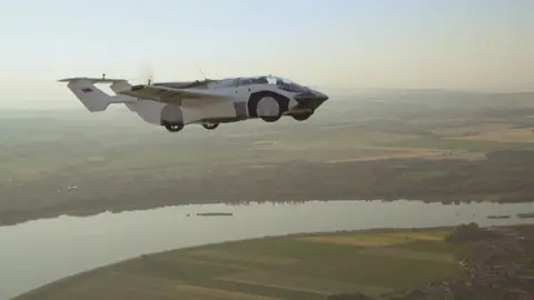 El coche volador Aircar completa de forma exitosa su primer vuelo interurbano en Eslovaquia El coche volador Aircar completa de forma exitosa su primer vuelo interurbano en Eslovaquia