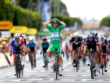 Mark Cavendish celebra su segunda victoria de etapa en el Tour de Francia 2021