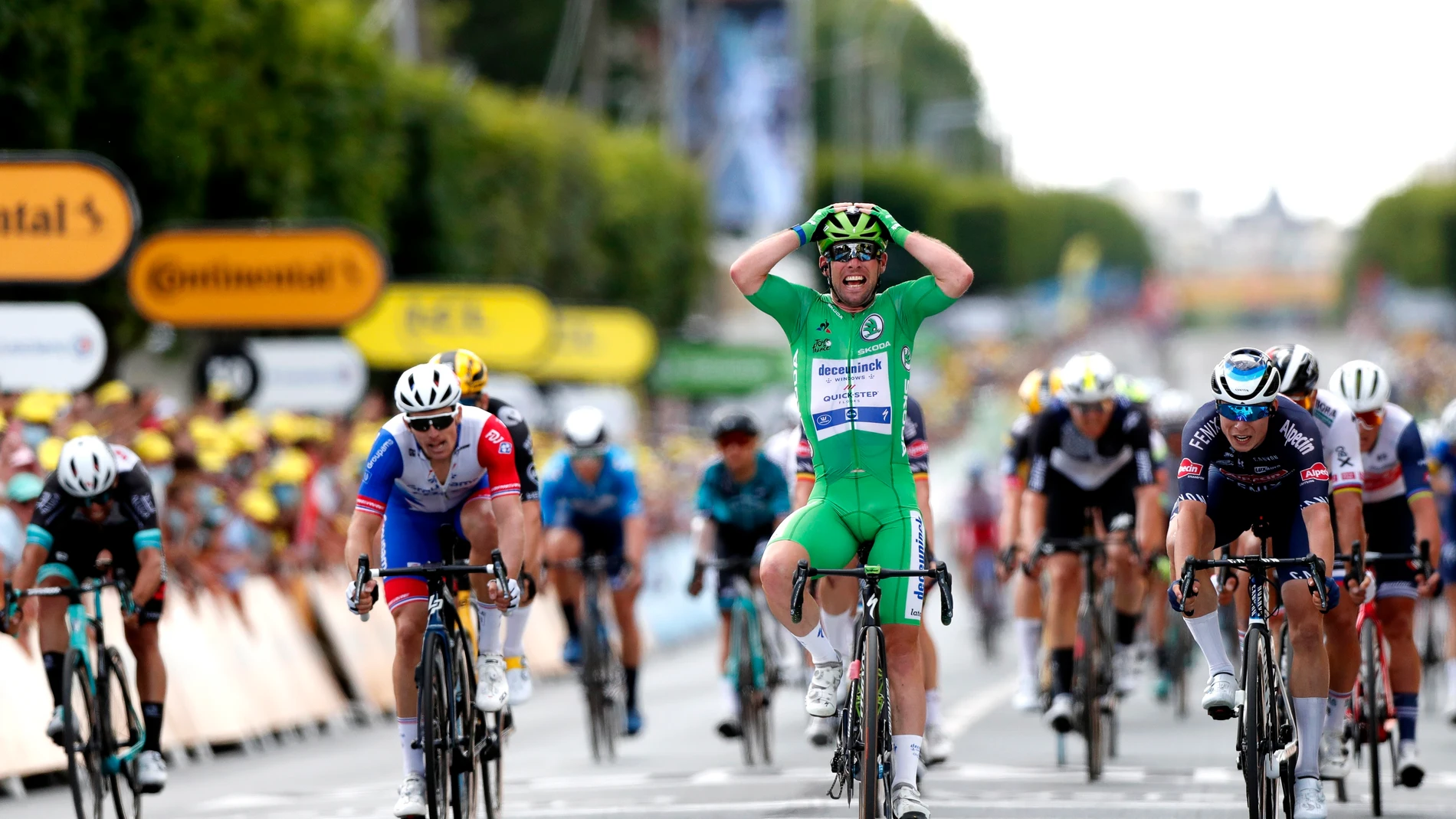 Mark Cavendish celebra su segunda victoria de etapa en el Tour de Francia 2021