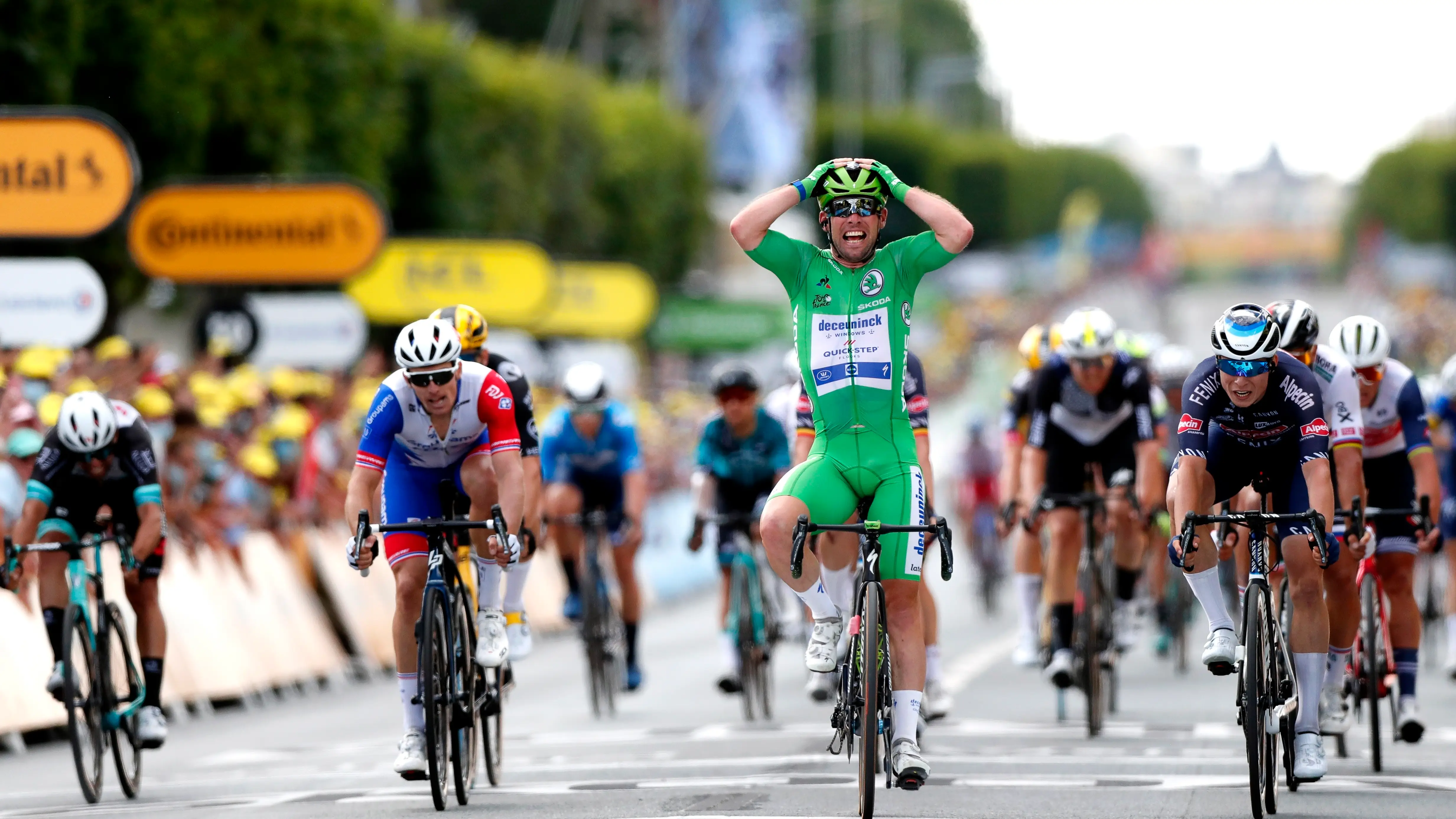 Mark Cavendish celebra su segunda victoria de etapa en el Tour de Francia 2021