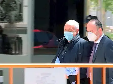 Captura de una señal de vídeo que muestra al productor José Luis Moreno a su salida de la sede de la Audiencia Nacional, este jueves en Madrid Captura de una señal de vídeo que muestra al productor José Luis Moreno a su salida de la sede de la Audiencia Nacional, este jueves en Madrid