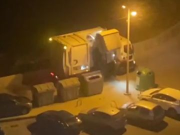 Pillan a un camión de la basura en Alicante mezclando residuos de los contenedores gris, azul y amarillo