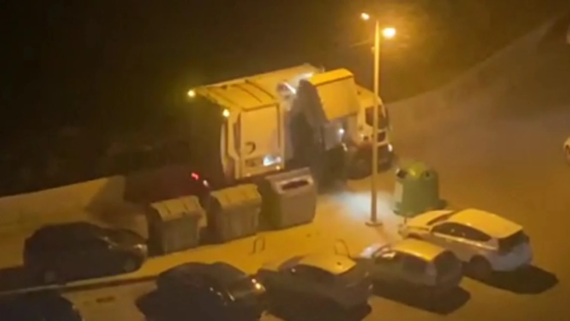 Pillan a un camión de la basura en Alicante mezclando residuos de los contenedores gris, azul y amarillo Pillan a un camión de la basura en Alicante mezclando residuos de los contenedores gris, azul y amarillo