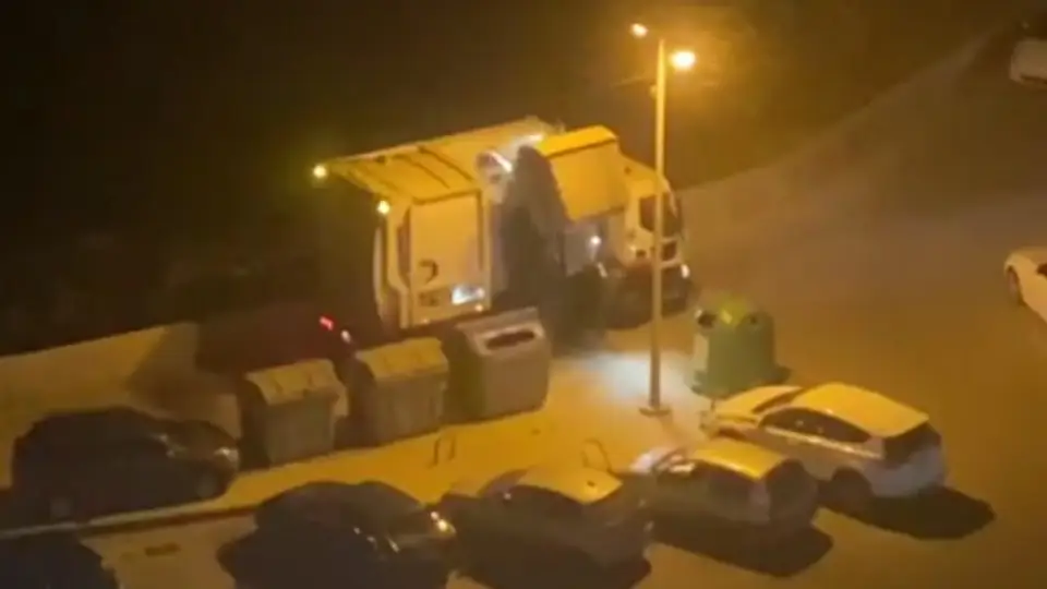 Pillan a un camión de la basura en Alicante mezclando residuos de los contenedores gris, azul y amarillo Pillan a un camión de la basura en Alicante mezclando residuos de los contenedores gris, azul y amarillo