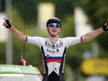 Matej Mohoric celebra la victoria en la etapa 7 del Tour de Francia