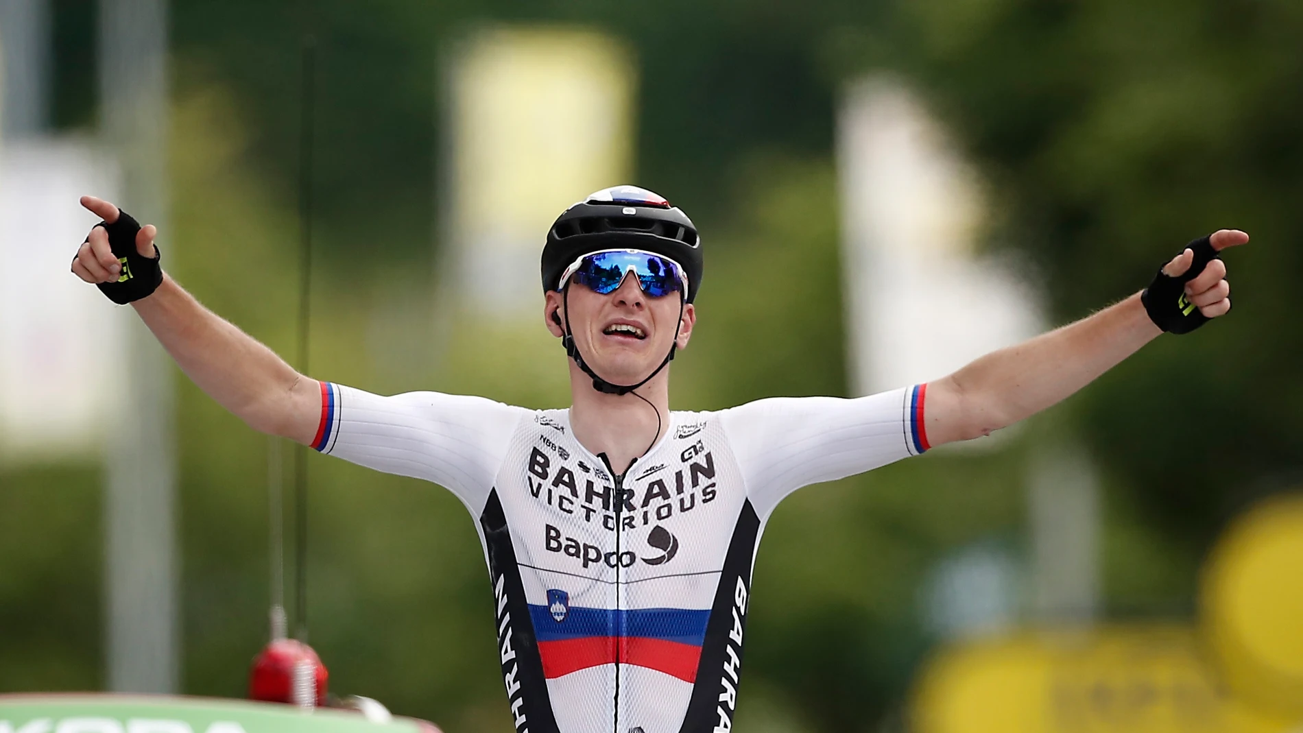 Matej Mohoric celebra la victoria en la etapa 7 del Tour de Francia