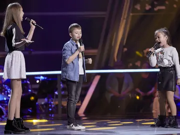 Jesús, Cahaya y Luna cantan 'Amor, amor de mis amores' en las Batallas de 'La Voz Kids' Jesús, Cahaya y Luna cantan 'Amor, amor de mis amores' en las Batallas de 'La Voz Kids'