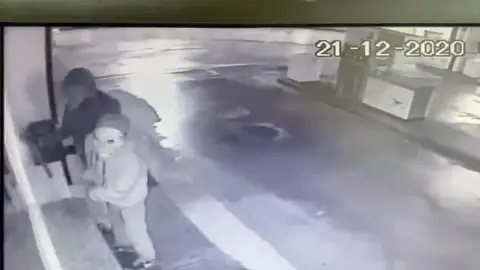 Con una máscara de payaso y armados con hachas, así entraron a roabr en varios supermercados de Lugo Con una máscara de payaso y armados con hachas, así entraron a roabr en varios supermercados de Lugo