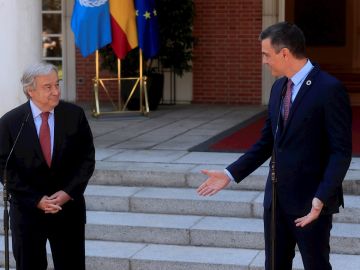 El presidente del Gobierno, Pedro Sánchez (d), recibe al secretario general de Naciones Unidas, António Guterres (i), de visita oficial en España, este viernes en Moncloa
