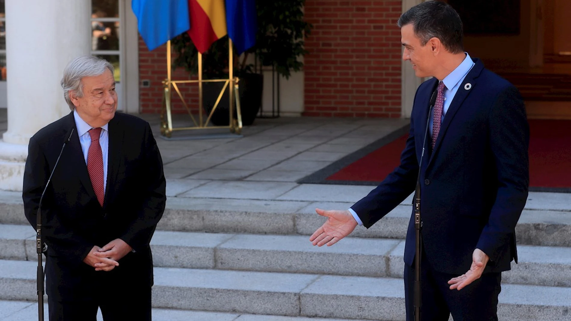 El presidente del Gobierno, Pedro Sánchez (d), recibe al secretario general de Naciones Unidas, António Guterres (i), de visita oficial en España, este viernes en Moncloa