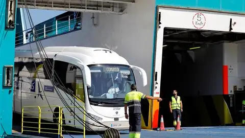 Autobuses en el puerto de Valencia Autobuses en el puerto de Valencia