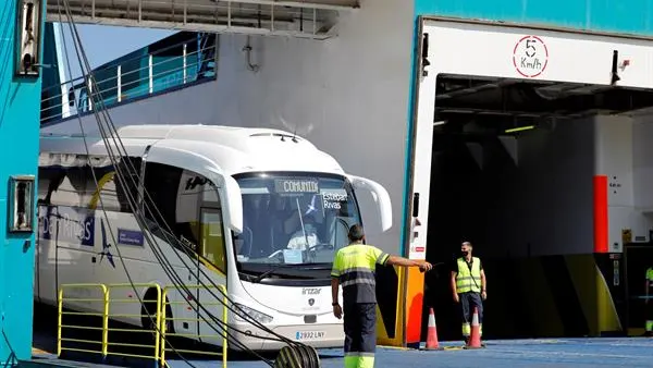 Autobuses en el puerto de Valencia Autobuses en el puerto de Valencia