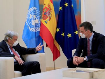 El presidente del Gobierno, Pedro Sánchez (d), durante la reunión mantenida con el secretario general de Naciones Unidas, António Guterres (i), de visita oficial en España, este viernes en Moncloa