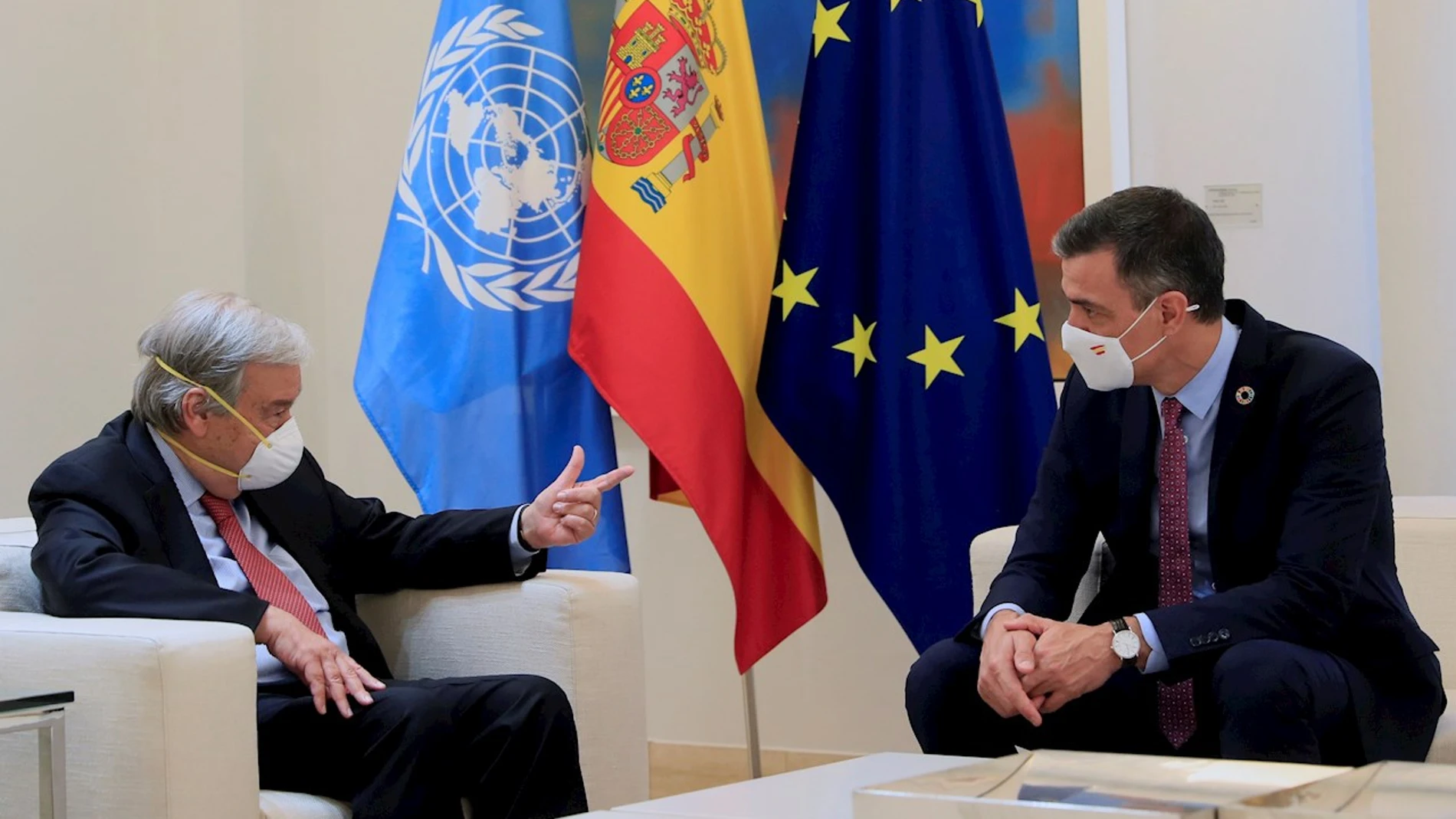 El presidente del Gobierno, Pedro Sánchez (d), durante la reunión mantenida con el secretario general de Naciones Unidas, António Guterres (i), de visita oficial en España, este viernes en Moncloa