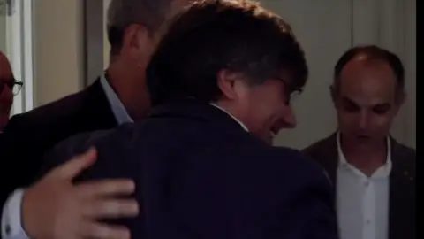 Así ha sido el reencuentro de los presos indultados con Carles Puigdemont en Waterloo Así ha sido el reencuentro de los presos indultados con Carles Puigdemont en Waterloo