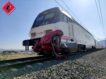 Mueren cuatro personas en el arrollamiento de un tren a un coche en un paso a nivel de Novelda, en Alicante