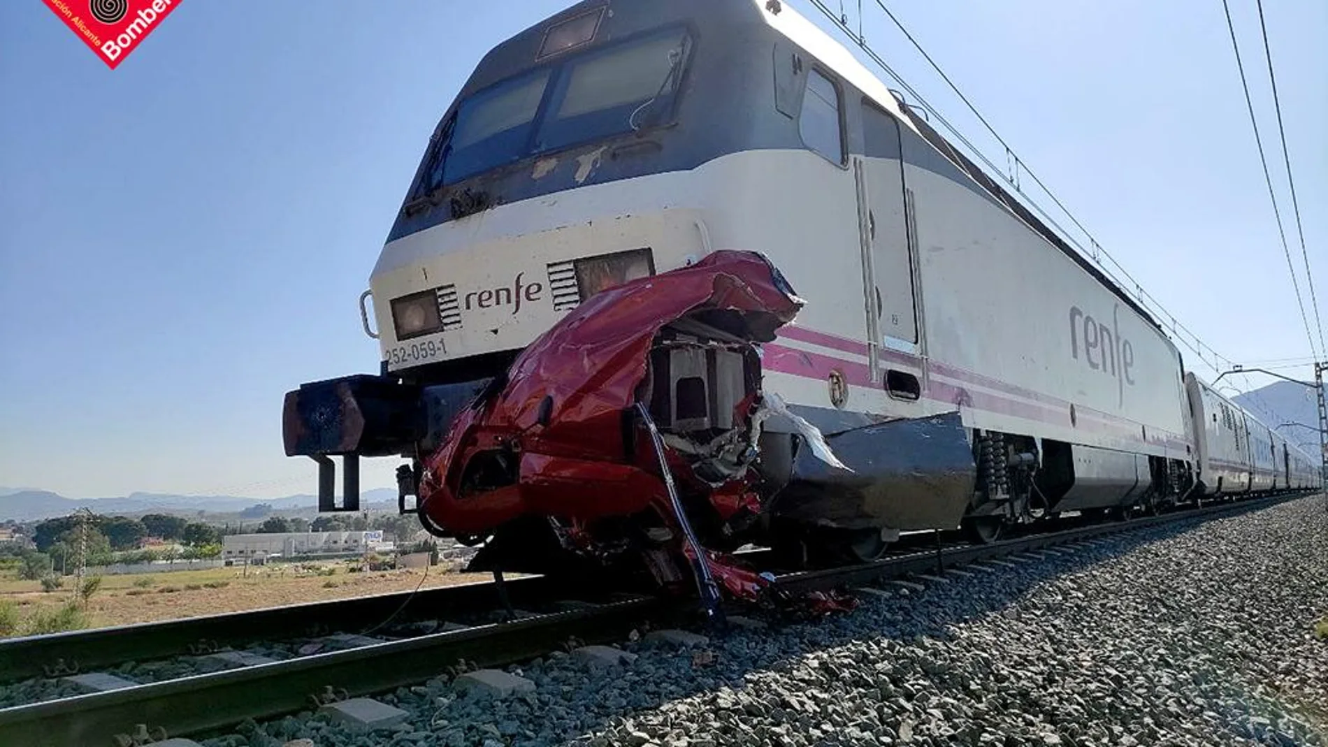 Mueren cuatro personas en el arrollamiento de un tren a un coche en un paso a nivel de Novelda, en Alicante