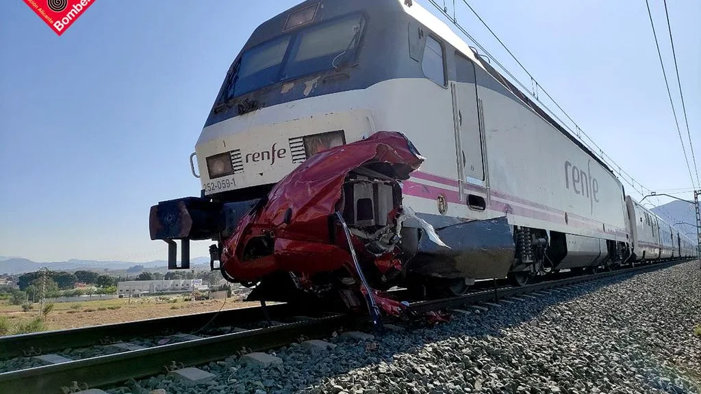 Mueren cuatro personas en el arrollamiento de un tren a un coche en un paso a nivel de Novelda, en Alicante Mueren cuatro personas en el arrollamiento de un tren a un coche en un paso a nivel de Novelda, en Alicante