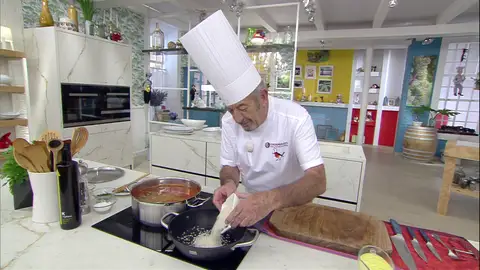 El truco de Karlos Arguiñano para desgrasar y marcar el arroz El truco de Karlos Arguiñano para desgrasar y marcar el arroz