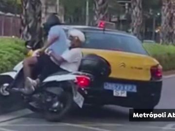 Una taxi embiste a una moto en Barcelona y se da a la fuga
