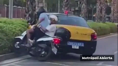 Una taxi embiste a una moto en Barcelona y se da a la fuga Una taxi embiste a una moto en Barcelona y se da a la fuga