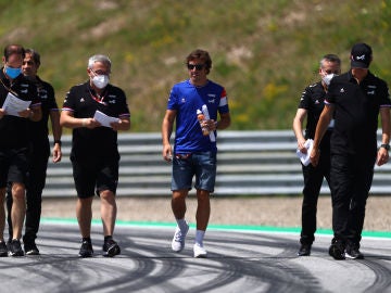Fernando Alonso camina por el circuito
