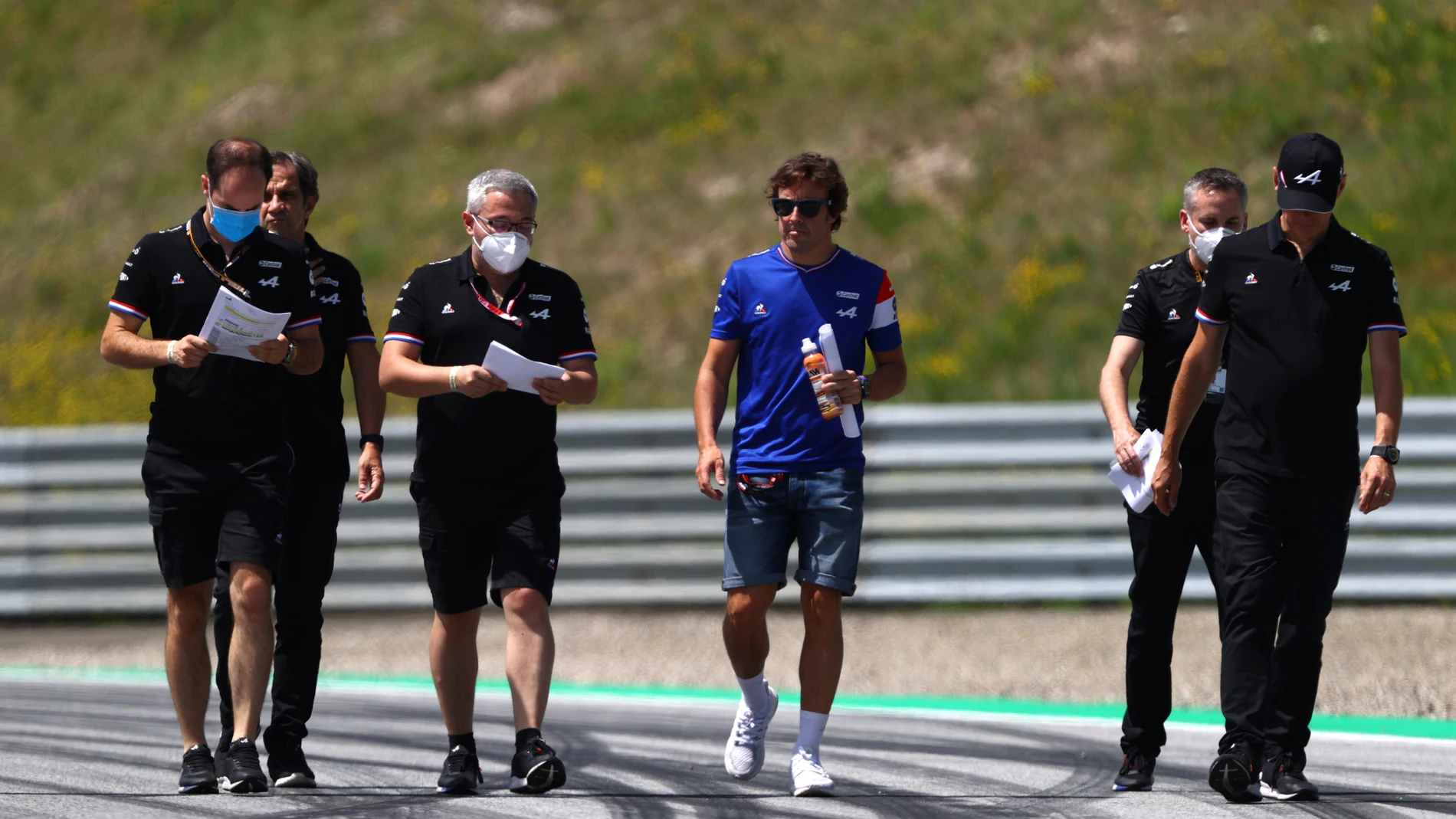 Fernando Alonso camina por el circuito Fernando Alonso camina por el circuito