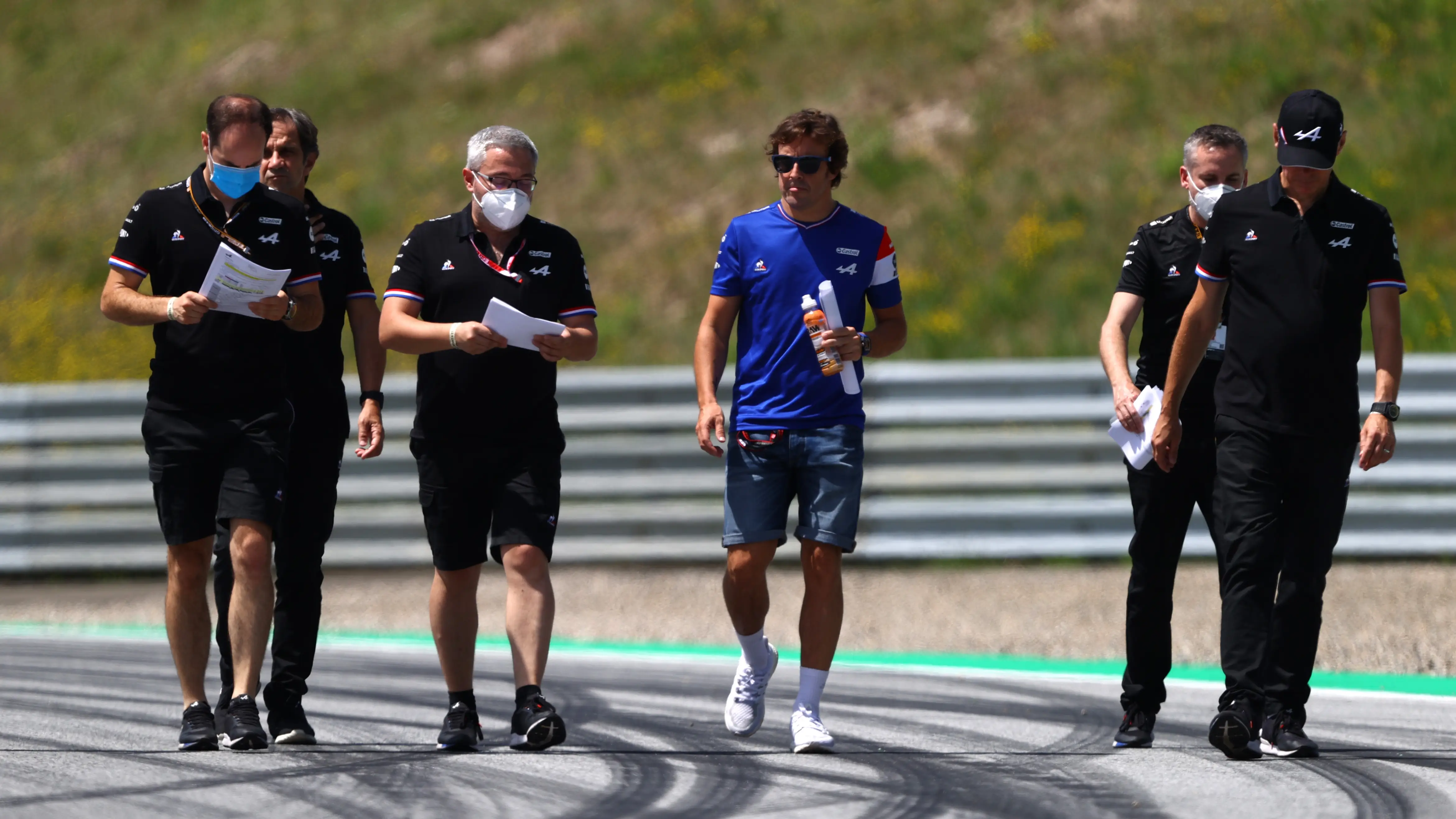 Fernando Alonso camina por el circuito Fernando Alonso camina por el circuito